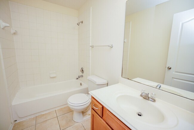 Building Photo - 1323 Colonial Manor Dr