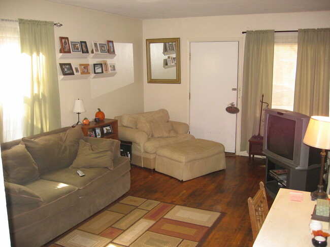 Building Photo - 526 Spartan Ave