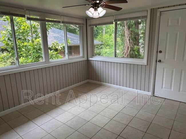 Building Photo - 1914 La Mesa Ln