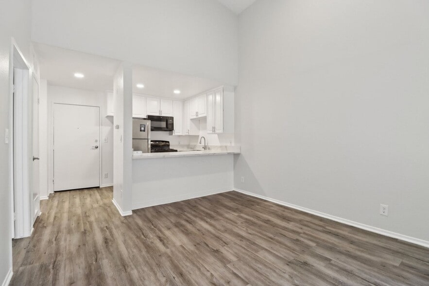 Interior Photo - 311 South New Hampshire Avenue