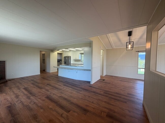 Building Photo - 3 Bedroom, 2.5 Bath - Three Bay garage