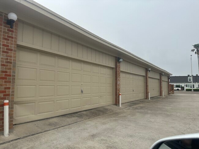 Building Photo - 4334 Ocean Dr