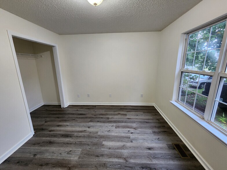 Building Photo - 1140 Towne Square Ln