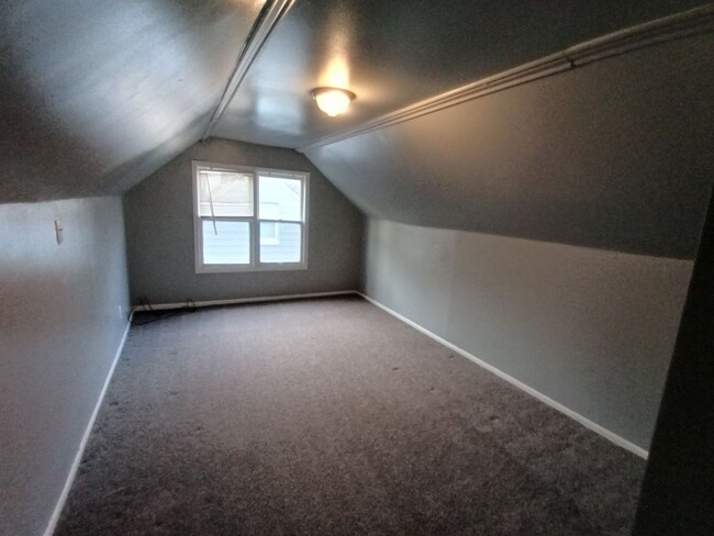 Building Photo - 3 bedroom 1 bathroom on the Eastside NOW A...