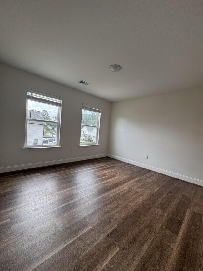 Building Photo - Beautiful 5-Bed, 3-Bath Home in Travelers ...