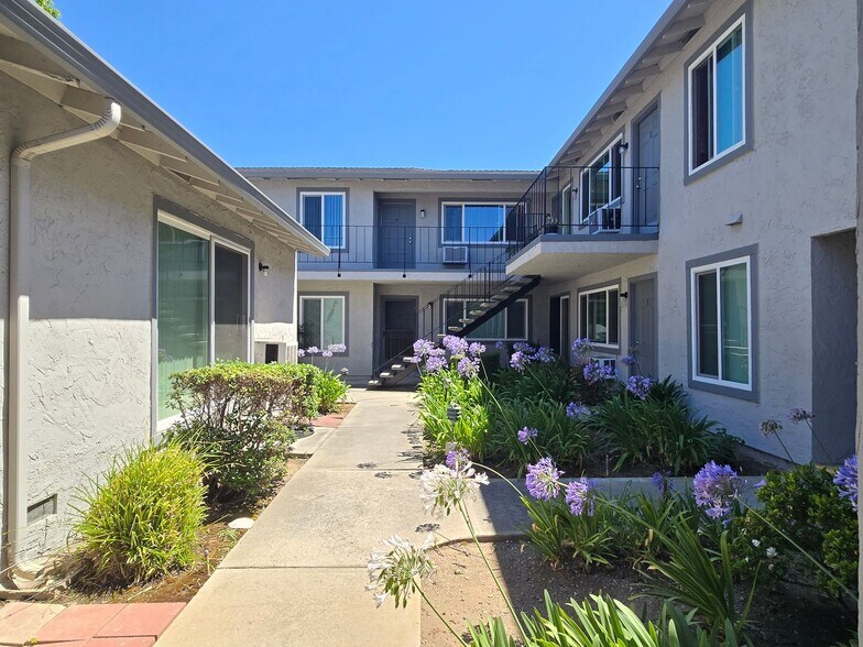 Building Photo - 935 Azure St