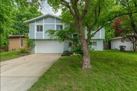 Building Photo - Cute 3 bedroom house near shopping, restau...