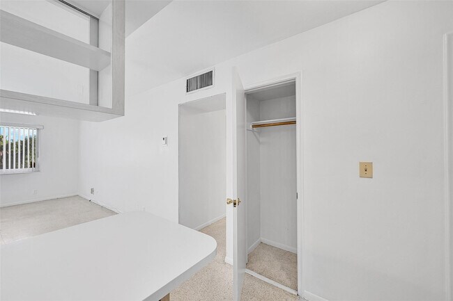 Building Photo - 2624 NE 32nd St