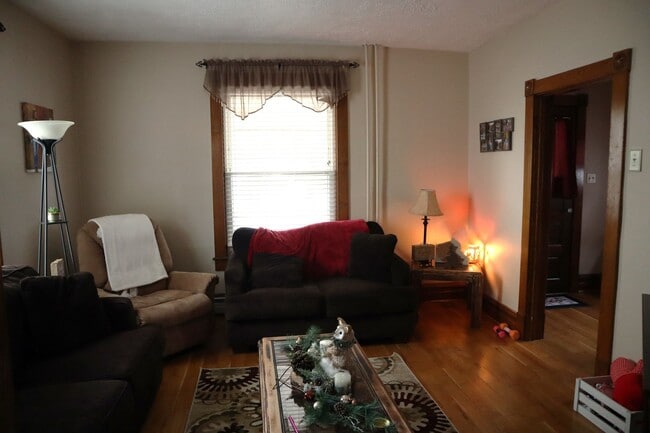 Building Photo - 2-3 bedroom house with 1 car garage in Ind...