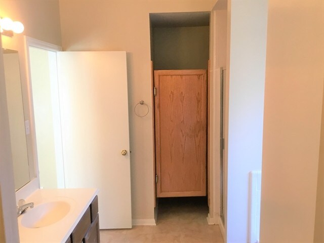 Building Photo - 208 Hollander Ct