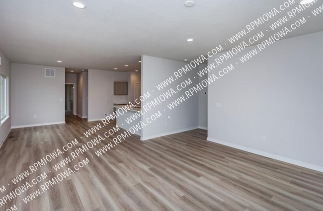 Building Photo - 755 Linden St