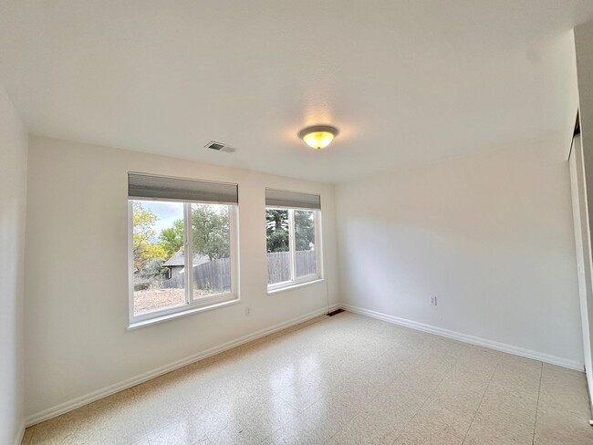 Building Photo - Gorgeous & Remodeled-4 Bedroom-Green Mount...