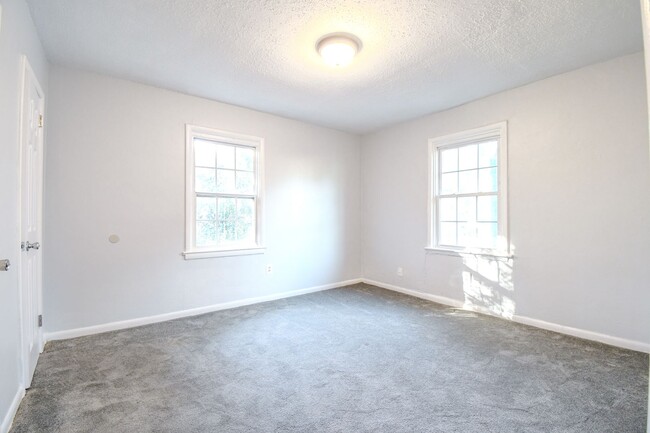 Building Photo - Spacious Duplex!