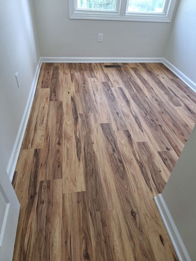 Building Photo - Duplex located in the heart of Oak Ridge.