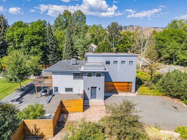 Building Photo - 5 bed 3.5 Bath Home in North Boulder W/Large Backyard, Swimming Pool & Jacuzzi!  Pool Upkeep Incl...