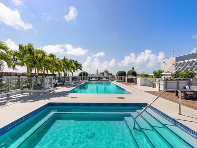 Building Photo - 9521 E Bay Harbor Dr