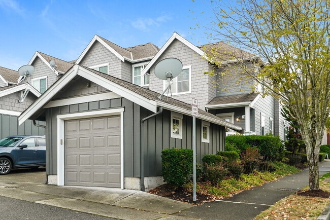 Building Photo - 2400 NE Park Dr