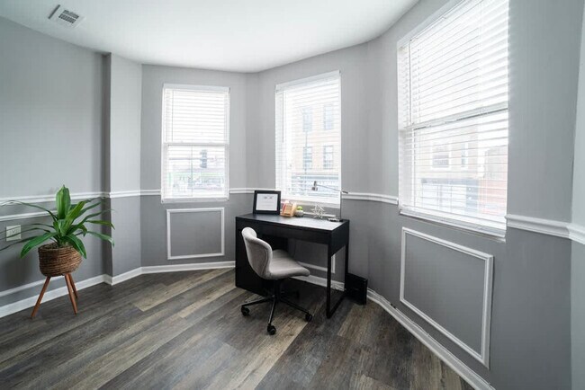 Building Photo - 2002 W Cermak Rd