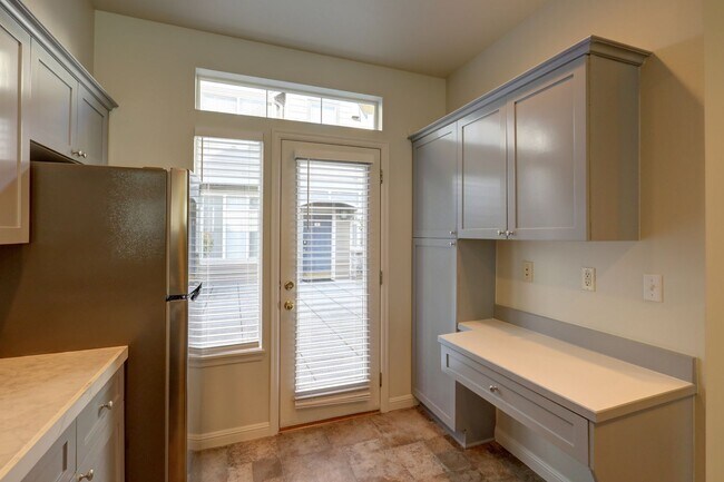 Building Photo - Luxury 2BR 2.5BA Townhouse Style Condo @ Lochshire on Forbes Creek