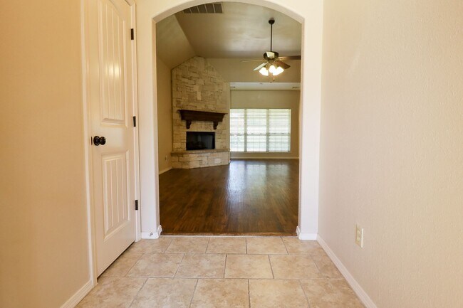 Building Photo - Spacious 4 bedroom 3 bathroom home In Sand Springs