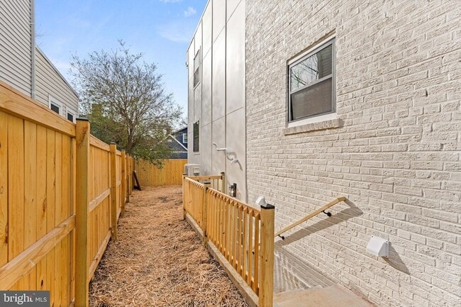 Building Photo - 113 Clifford Ave