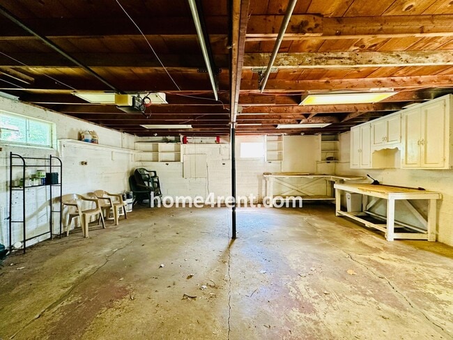 Building Photo - Adorable Ranch in Roeland Park w/ Wood Flo...