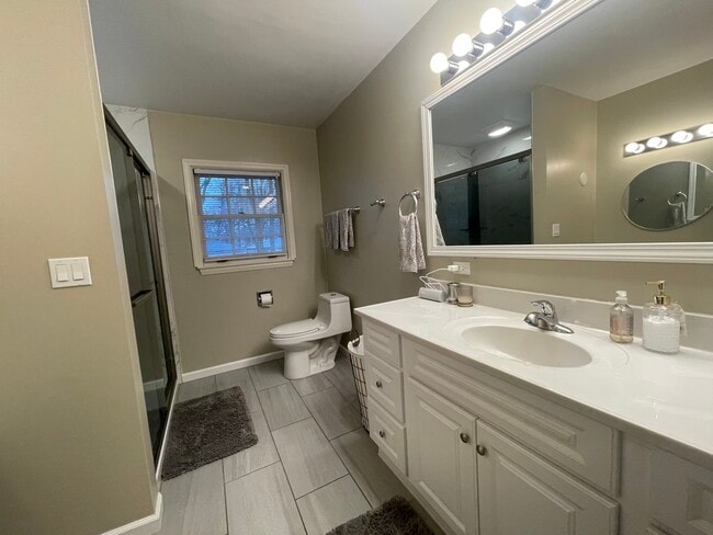 Building Photo - 844 Juniper Rd