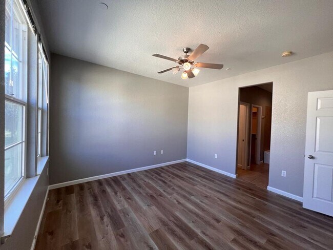 Building Photo - 427 Anchor Ln