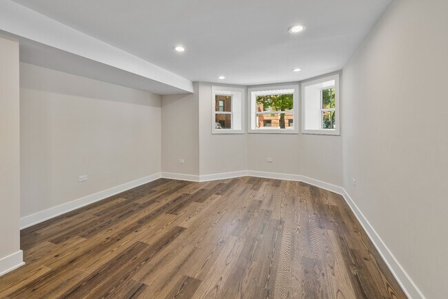 Building Photo - Garden unit: Renovated 3 bed in Logan Square - Now Leasing!