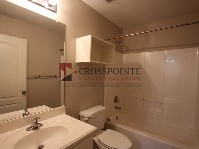 Building Photo - 2 Bed 1.5 Bath Townhome in Lindale!