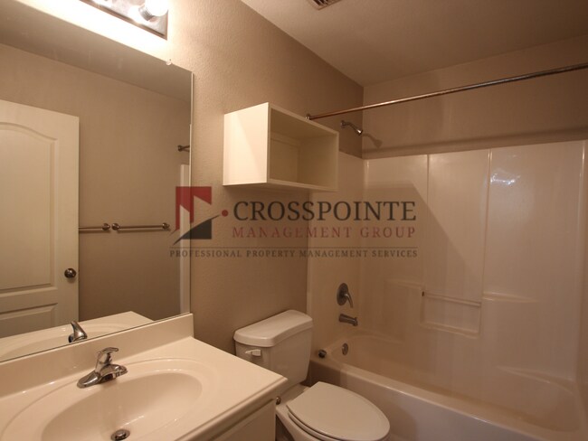 Building Photo - Tour Today! 2 Bed 1.5 Bath Townhome in Lindale!