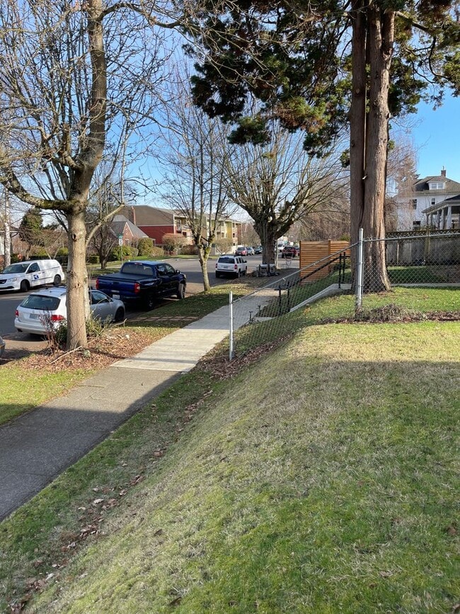 Building Photo - Nice Tacoma Duplex 2 Bed 1 Bath For Rent