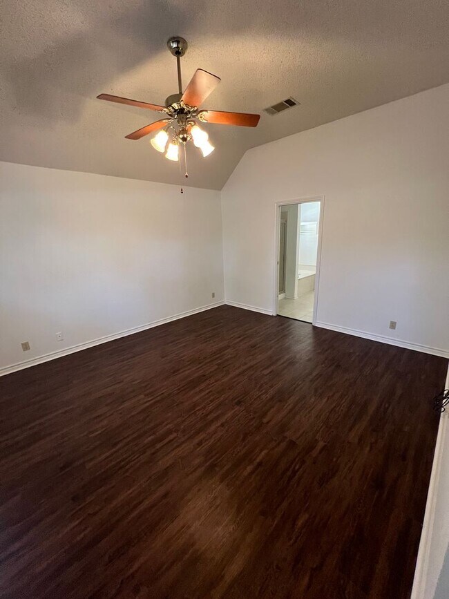 Building Photo - Spacious Canyon Creek 3 bed 2 bath Home