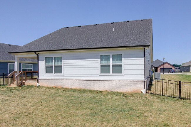 Building Photo - Fresh and Clean 3 bed/2 bath minutes from Exit 8.  Show Stopper!