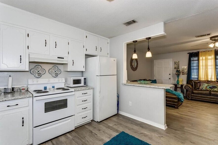 Building Photo - 4800 Tradewinds Dr