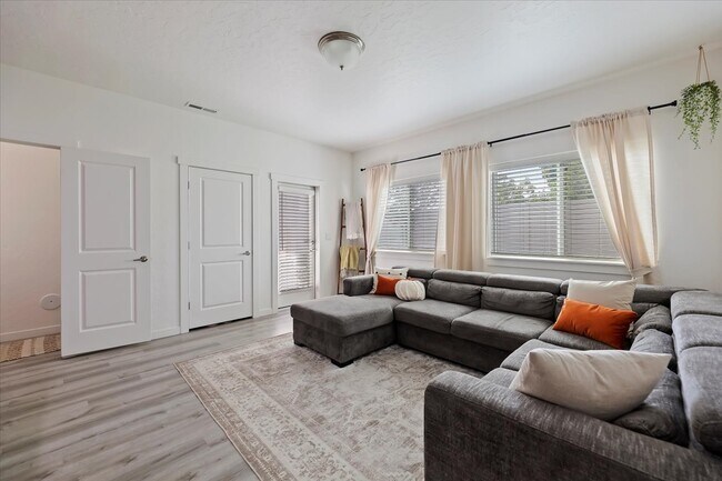 Building Photo - 5720 Cherry Ln