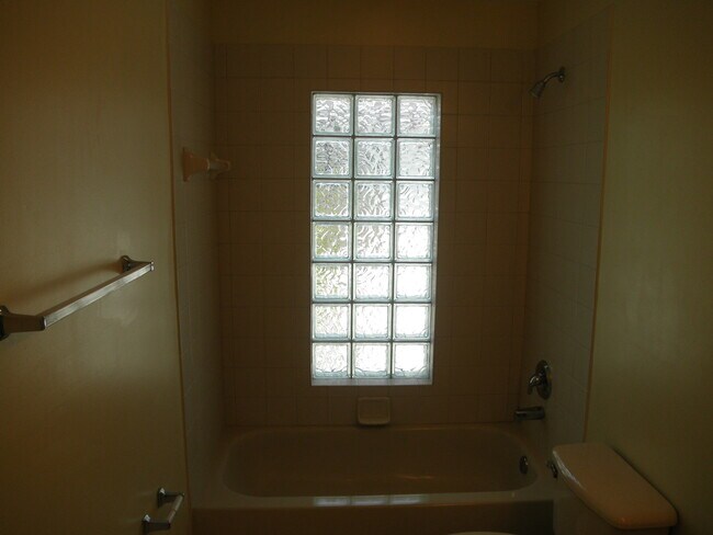 Building Photo - Thousand Oaks