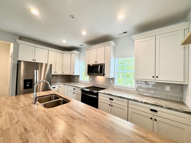 Building Photo - Practically New & Available May 1st! Luxur...