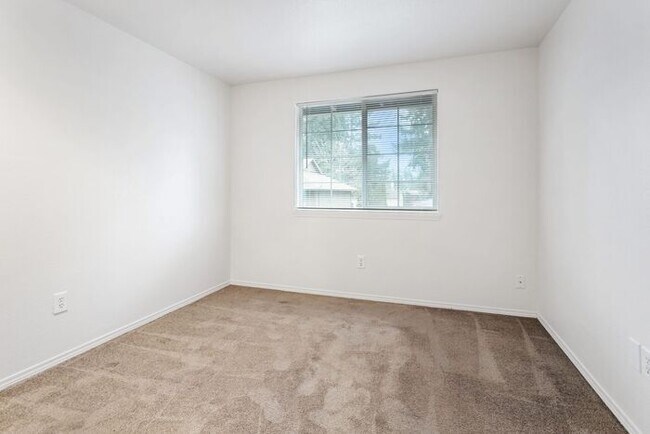 Building Photo - Beautiful 2 bed 1 bath apartment