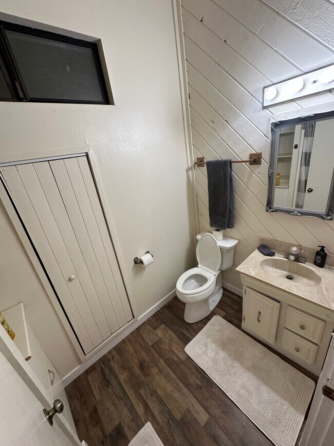 Building Photo - 8116 Cove Ln