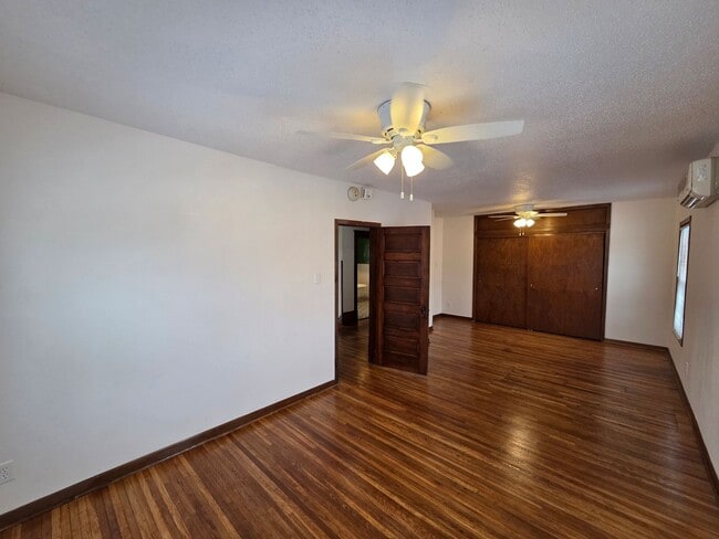 Building Photo - Beautiful and large Cedar Falls House