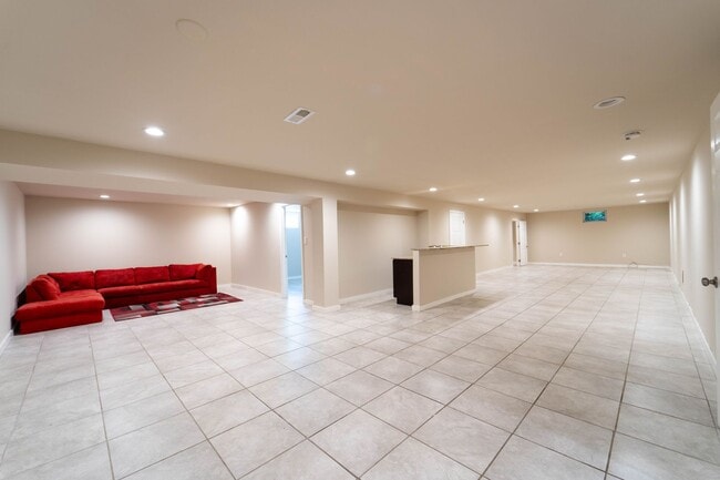 Building Photo - 5 BD 3 BA Oxon Hill, MD home is ideal for ...