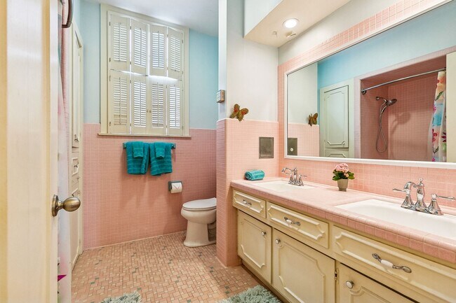Building Photo - Gorgeous 3BD/3BA with Courtyard