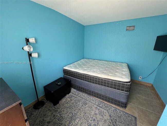 Building Photo - 1885 NE 53rd St