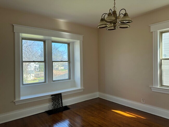 Building Photo - SINGLE FAMIKY FOR RENT IN MAPLEWOOD LOCATION !