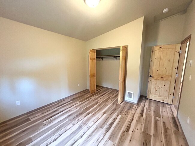 Building Photo - Huge Shop with 2 bedroom 2 bath Condo attached!