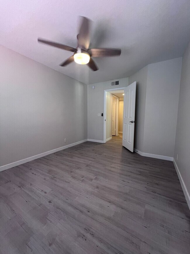Building Photo - The Enclaves 3 bed 2 bath Upgraded Condo!