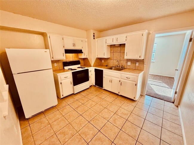 Building Photo - 1901 E Lindsey St