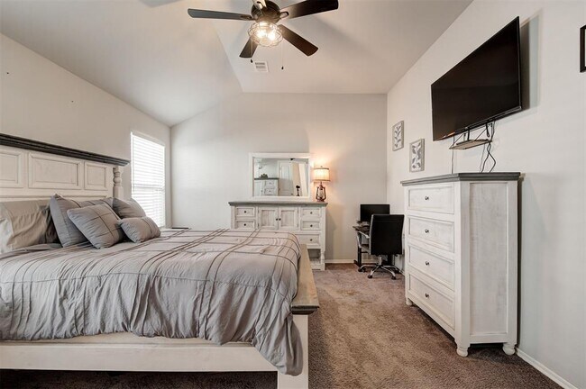 Building Photo - 465 Compass Dr