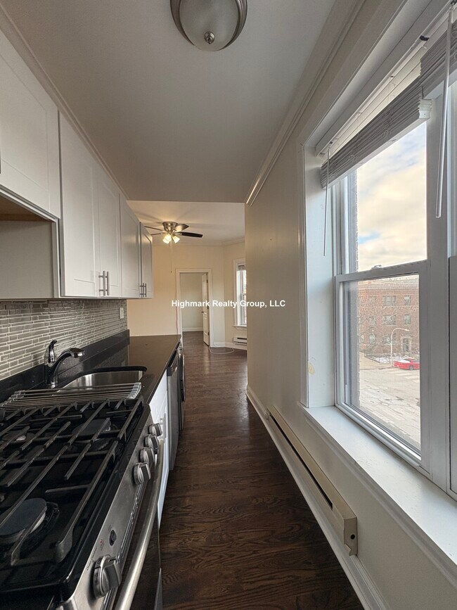 Building Photo - 923 W Waveland Ave
